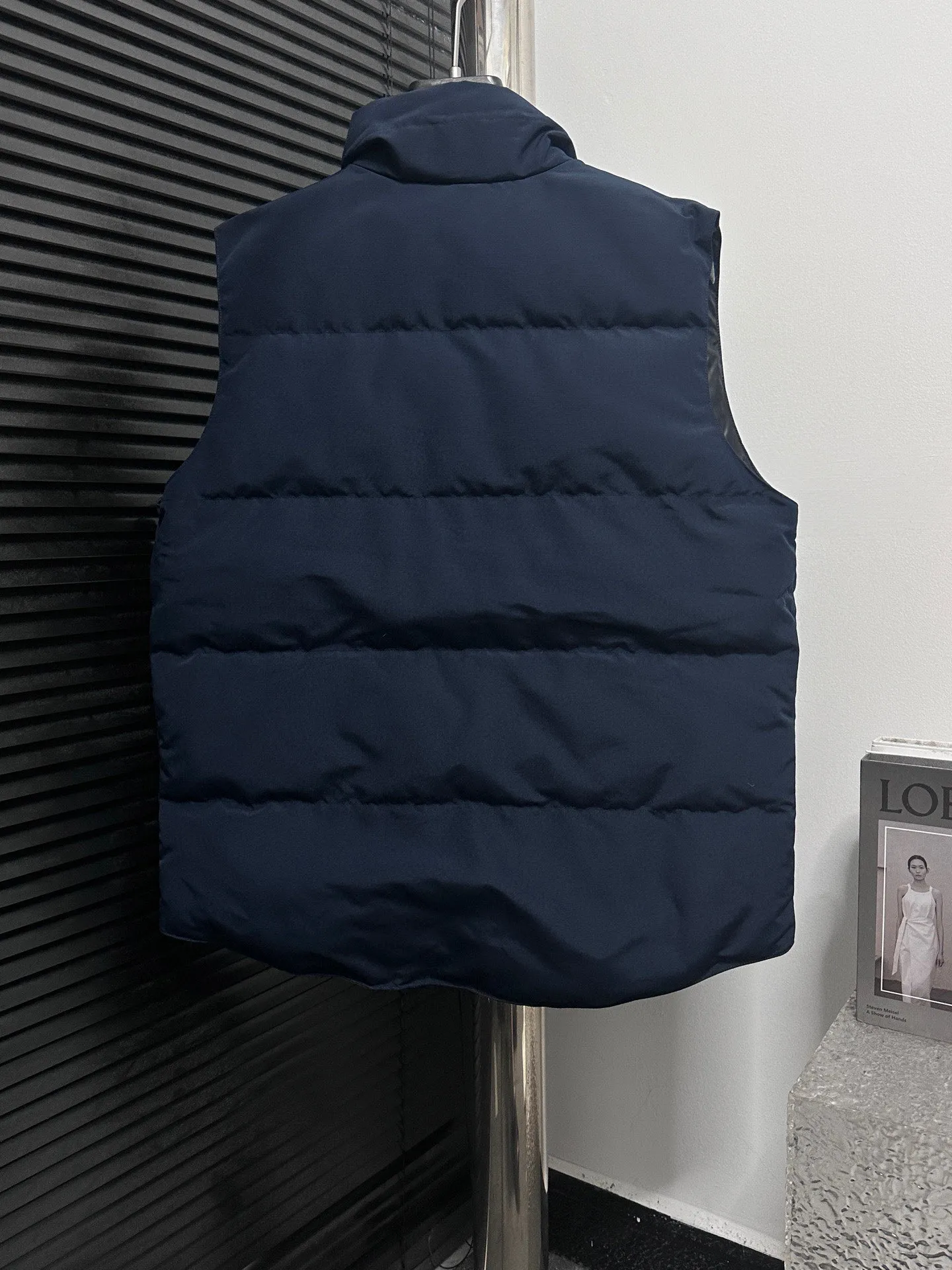 P360 [Canada Goose] Canada Goose black label #Freestyle Crew 4151mb men’s and women’s vest down ➖ Imported Behringer embroidery machine with customized 10,000-needle embroidery label! ➖ Imported 21-count polyester-cotton blended original fabric, using Feather-Light 10D waterproof coating fabric, made of 84.5% polyester fiber and 15.5% cotton, 100% the best feel in the entire network! ➖ The genuine official website uses the national standard 80 white duck down, and will never be misled by false claims such as 90 down or goose down! ➖ 100% nylon lining. Double double-layer sealing design to prevent velvet from running away. Top-grade polar fleece is used in the collar and pockets to keep warm and comfortable! ➖ Yoshida YKK provides original custom-made electroplated sliders. YKK two-way lockable zippers are tight and smooth and will not peel off paint! ➖ 3M composite original Velcro is durable, and all accessories and hardware are disassembled and customized! ⛔No slander, no exaggeration, no need for too much copywriting, because it is focused, it is professional!  SIZE: XS S M L XL XXL